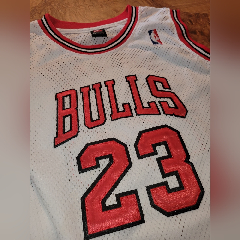 Nike Jordan Chicago Bulls White and Red Jersey - Picture 4 of 6